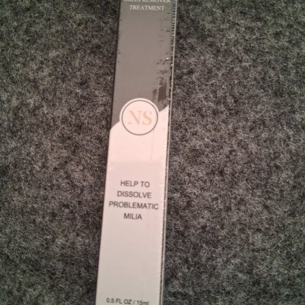 Milia Remover Treatment - White & Black Box